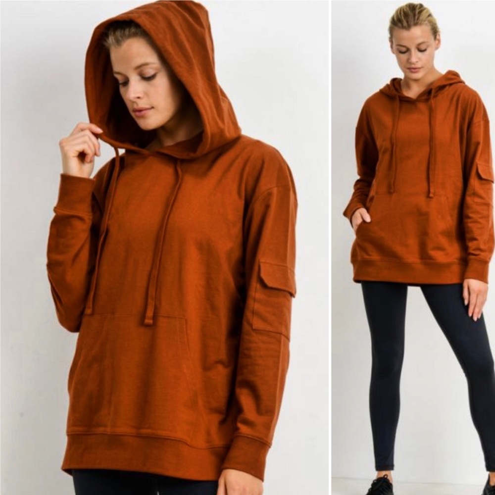 Sweatshirt Hoodie in rust colour.